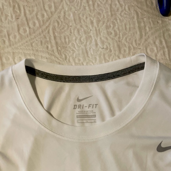 HUGE MOVING AWAY SALE! Nike Dri-Fit Long Sleeve - Picture 4 of 4